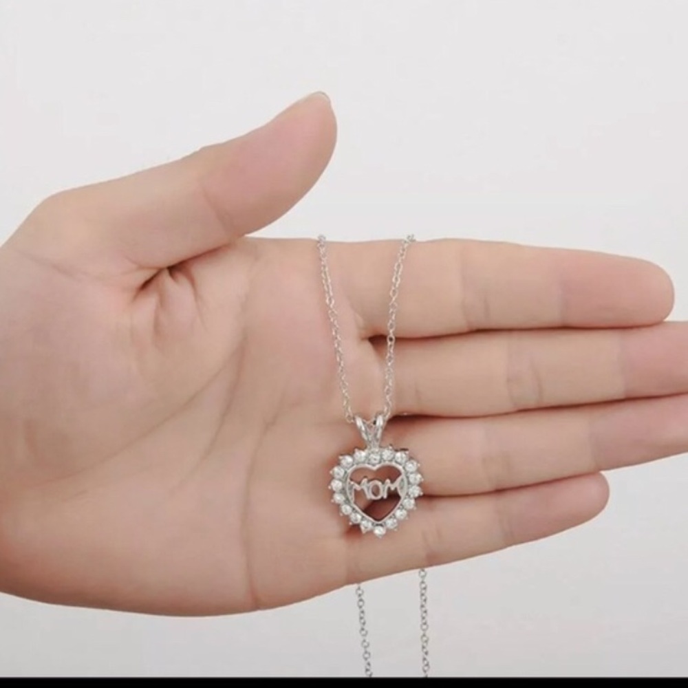 ❌SOLD OUT❌ 🎉HP🎉 MOM Crystal Heart Necklace - Picture 4 of 4